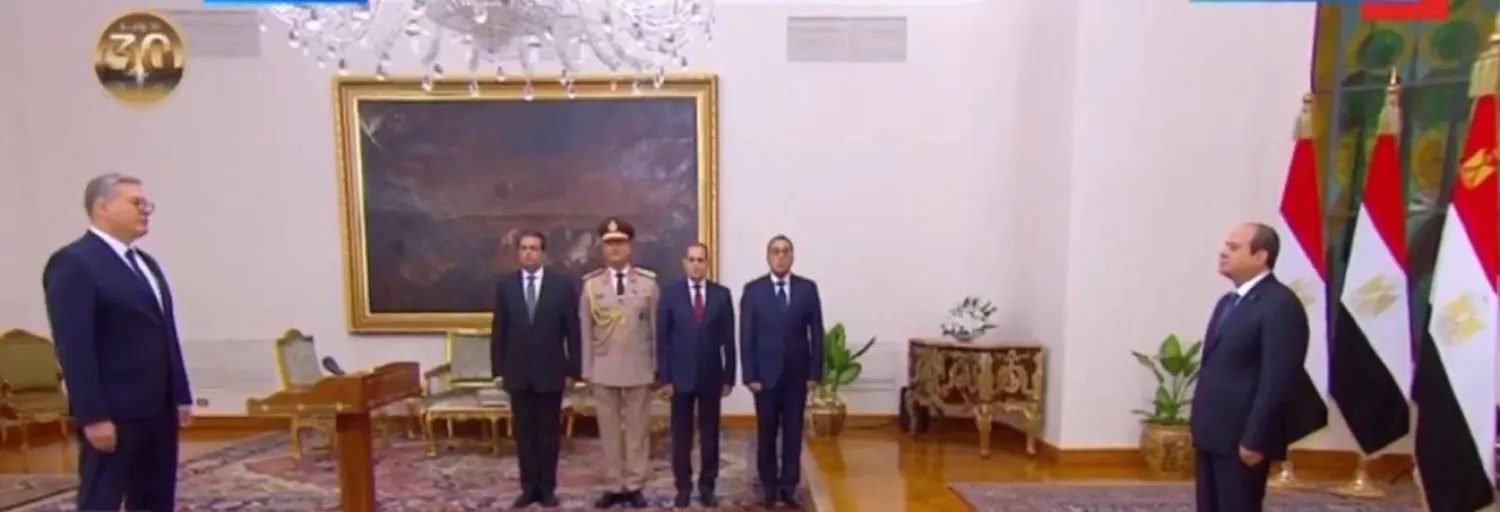 وزير البترول الجديد كريم بدوي يؤدي اليمين الدستورية أمام الرئيس المصري عبد الفتاح السيسي اليوم في قصر الاتحادية (قناة إكسترا نيوز)