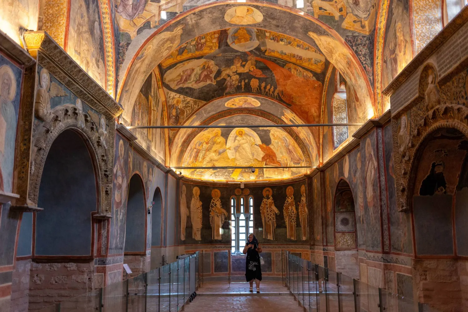 سائحة تتجول في مسجد كاري بعد تجديده بمدينة إسطنبول التركية (د.ب.أ)