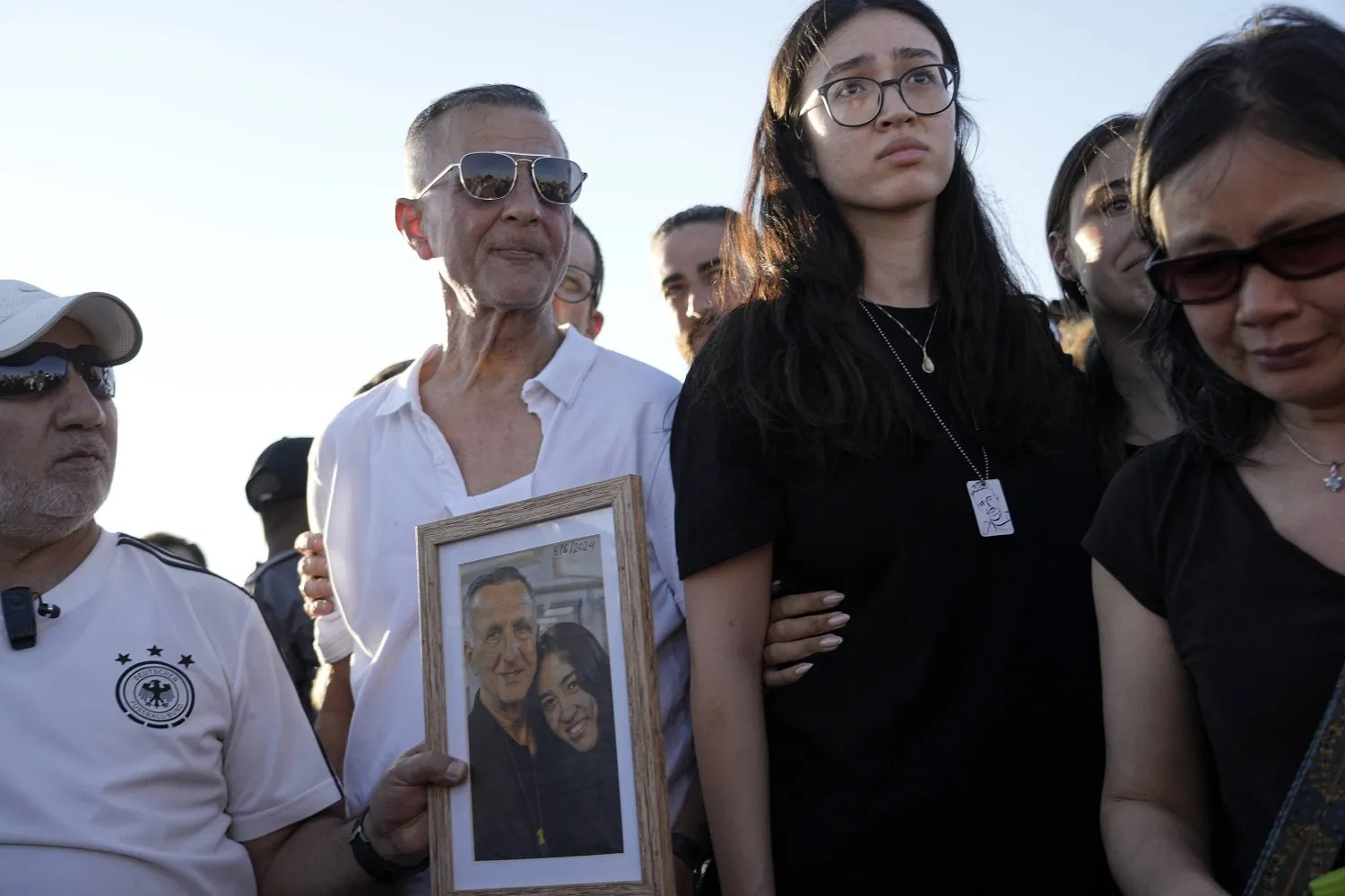 Resim: Kurtarılan İsrailli rehine Noa Argamani ve babası Yaakov (ortada), annesi Liora Argamani İsrail'in Beerşeba kentinde gömülürken birlikte duruyor (2 Temmuz 2024 Salı).