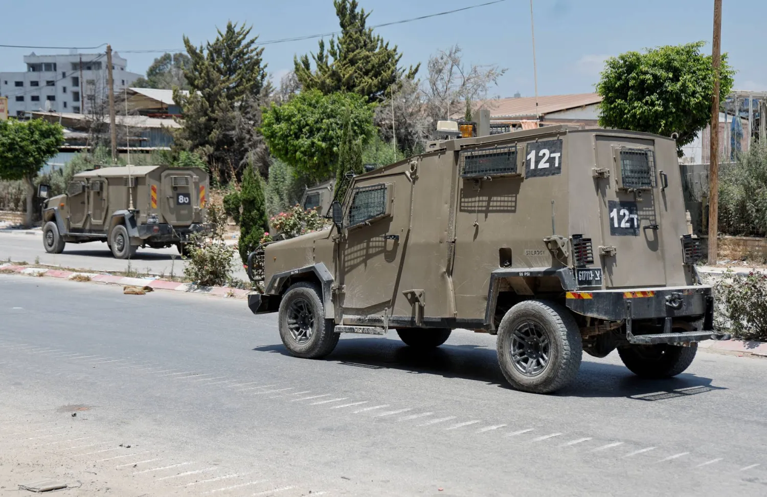 مركبة عسكرية إسرائيلية تسير في أحد الشوارع بعد مداهمة مخيم في طولكرم بالضفة الغربية 1 يوليو 2024 (رويترز)