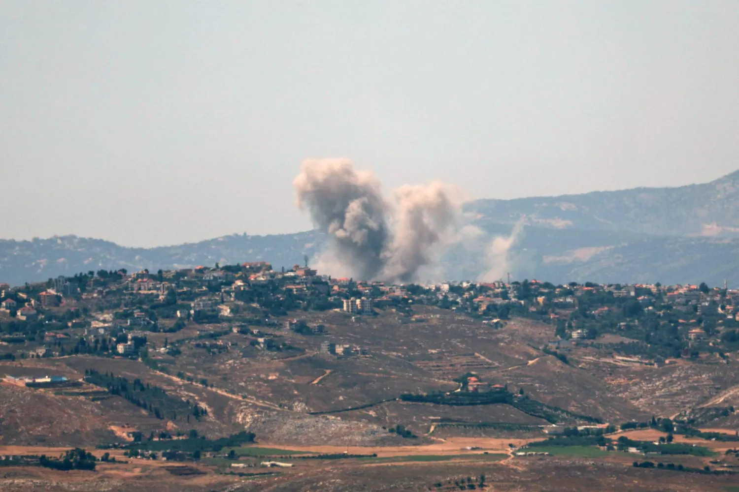 تصاعد الدخان نتيجة غارة جوية إسرائيلية على بلدة الخيام في جنوب لبنان كما شوهد من سنير شمال إسرائيل في 25 يونيو 2024 (إ.ب.أ)