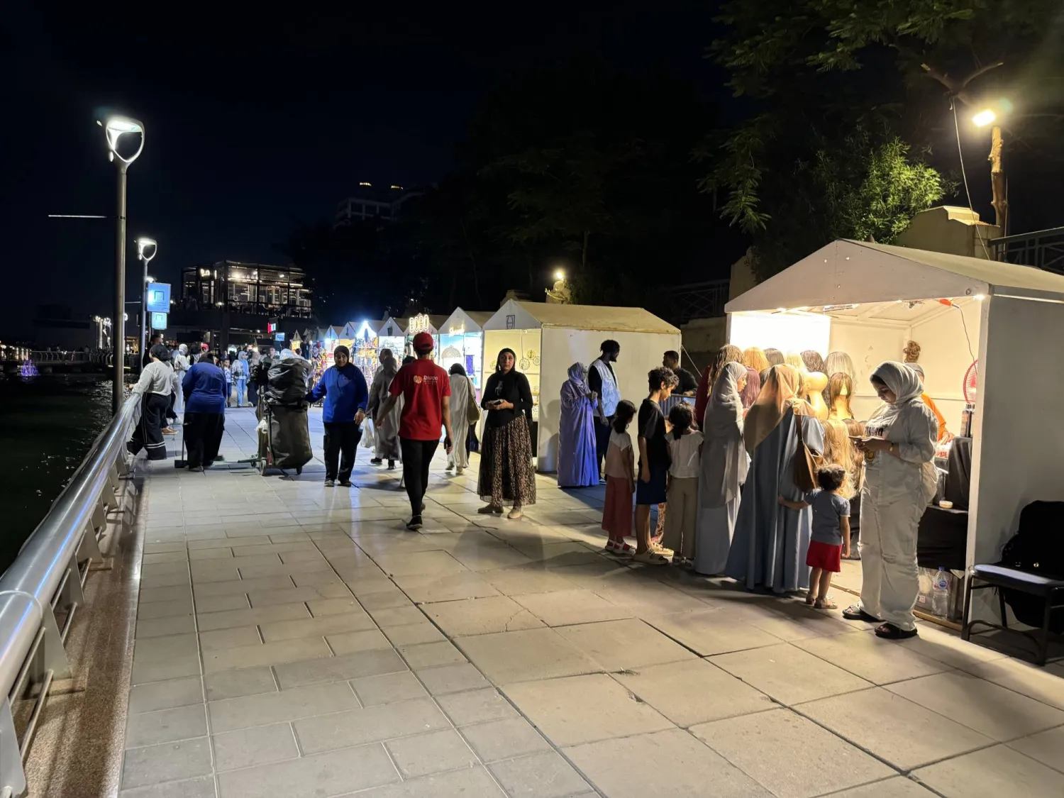 كورنيش القاهرة يشهد نشاطاً لافتاً خلال المساء (عبد الفتاح فرج)