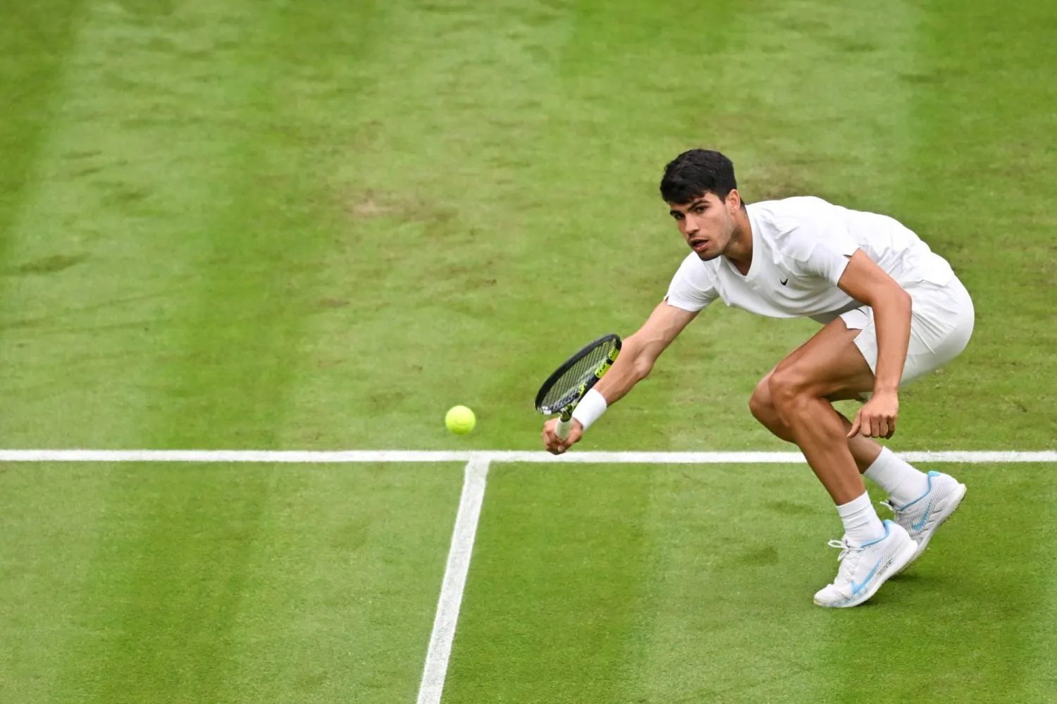 ألكاراس يأمل في أن يصبح سادس لاعب يفوز بثنائية «رولان غاروس» و«ويمبلدون» في عامٍ واحد (أ.ف.ب)