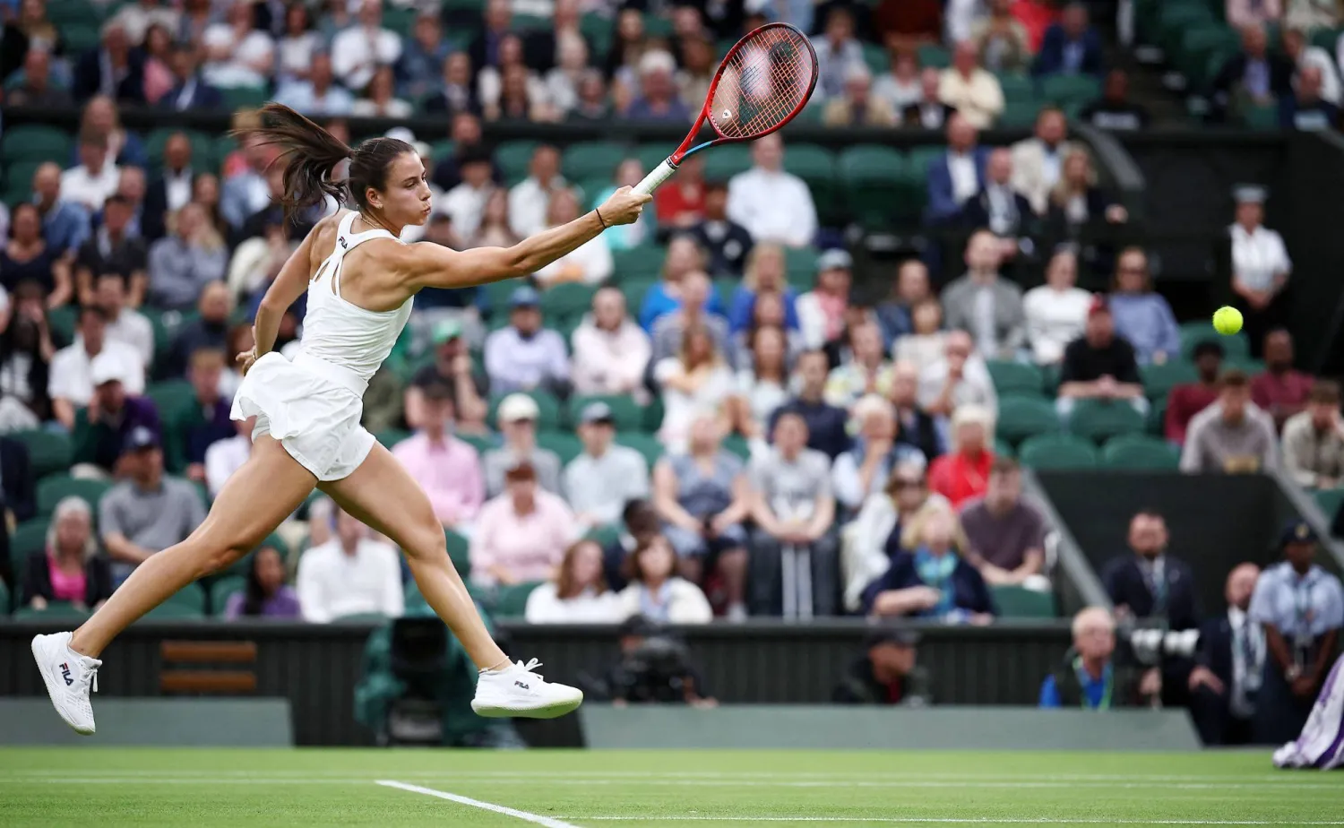 إيما نافارو تألقت بفوزها على اليابانية أوساكا في الدور الثاني لمنافسات ويمبلدون للتنس (أ.ف.ب)