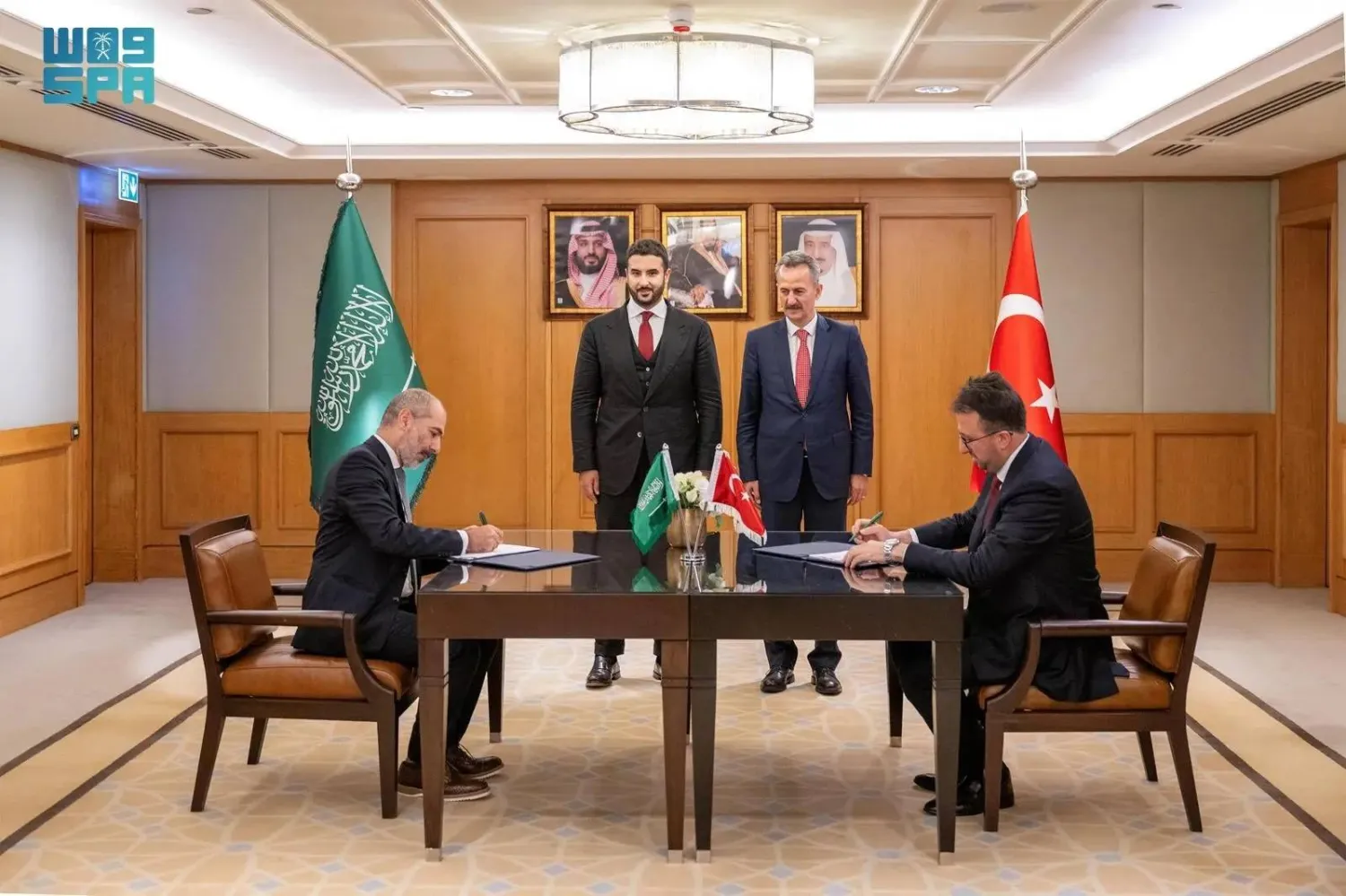 Saudi Defense Minister Prince Khalid bin Salman and Defense Industry Agency President Haluk Gorgun witness the signing of MoUs between Saudi and Turkish companies. (SPA)