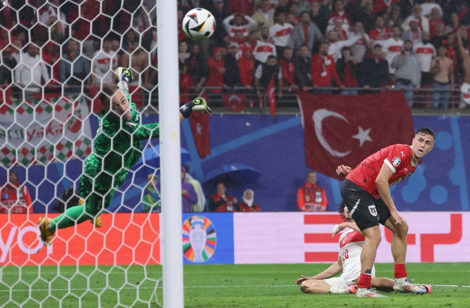 التصدي الرائع لغونوك حارس تركيا أمن لمنتهب بلاده الفوز على النمسا (ا ب ا) 