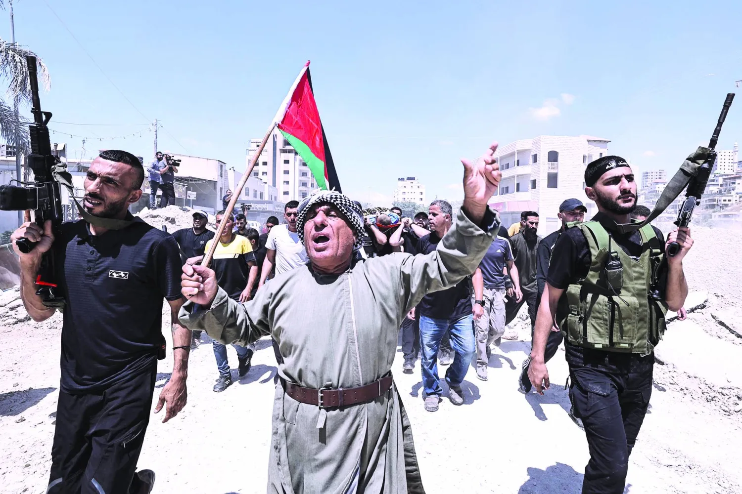 
جانب من جنازة 4 فلسطينيين في مخيم نور شمس قرب طولكرم في الضفة الغربية أمس غداة مقتلهم بغارة إسرائيلية على المخيم (أ.ف.ب)