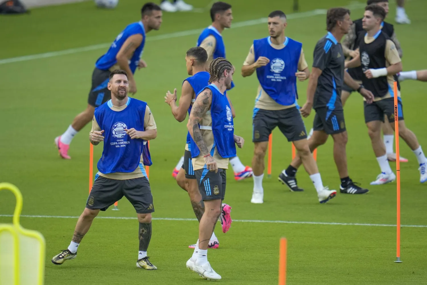 ميسي خلال تدريبات الأرجنتين فجر الخميس (أ.ب)