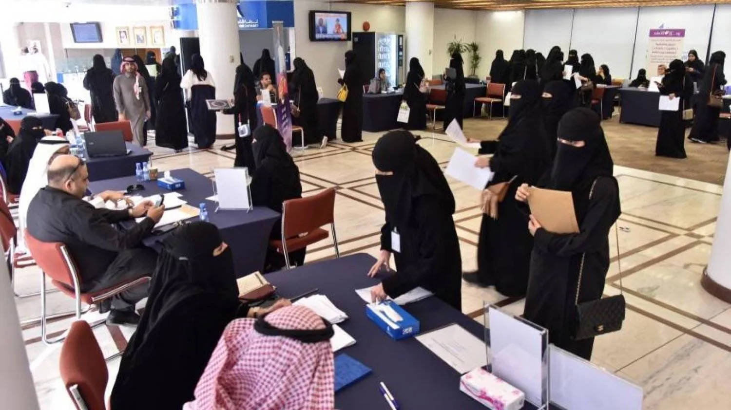 Part of the job fair at the Chamber of Commerce in the Eastern Province, Saudi Arabia (Asharq Al-Awsat)