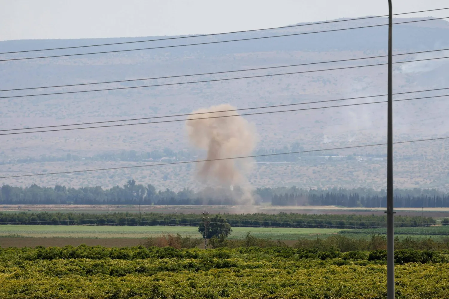 دخان يتصاعد بعد إصابة صاروخ أُطلق من جنوب لبنان فوق منطقة الجليل الأعلى في شمال إسرائيل (أ.ف.ب)