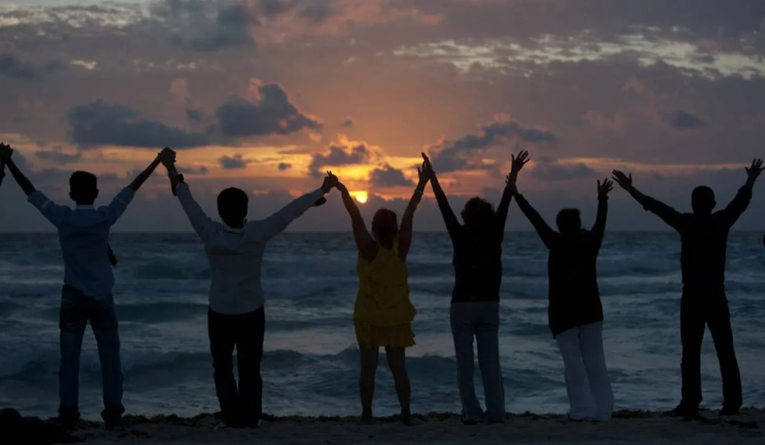 غالباً ما يتشابك الإحجام عن البحث عن علاقات جديدة مع أعباء نفسية معقدة (رويترز)