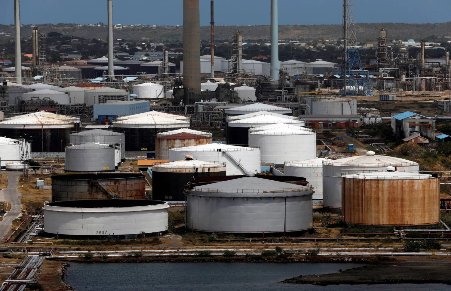 مصفاة نفط في جزيرة كوراشاو بالبحر الكاريبي (رويترز)