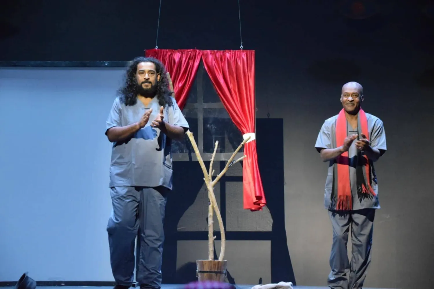 من العرض المسرحي «هذيان» لفرقة «مسرح جمعية الثقافة والفنون» بجدة وهو العرض الافتتاحي لـ«ملتقى الدمام المسرحي للمونودراما والديودراما»