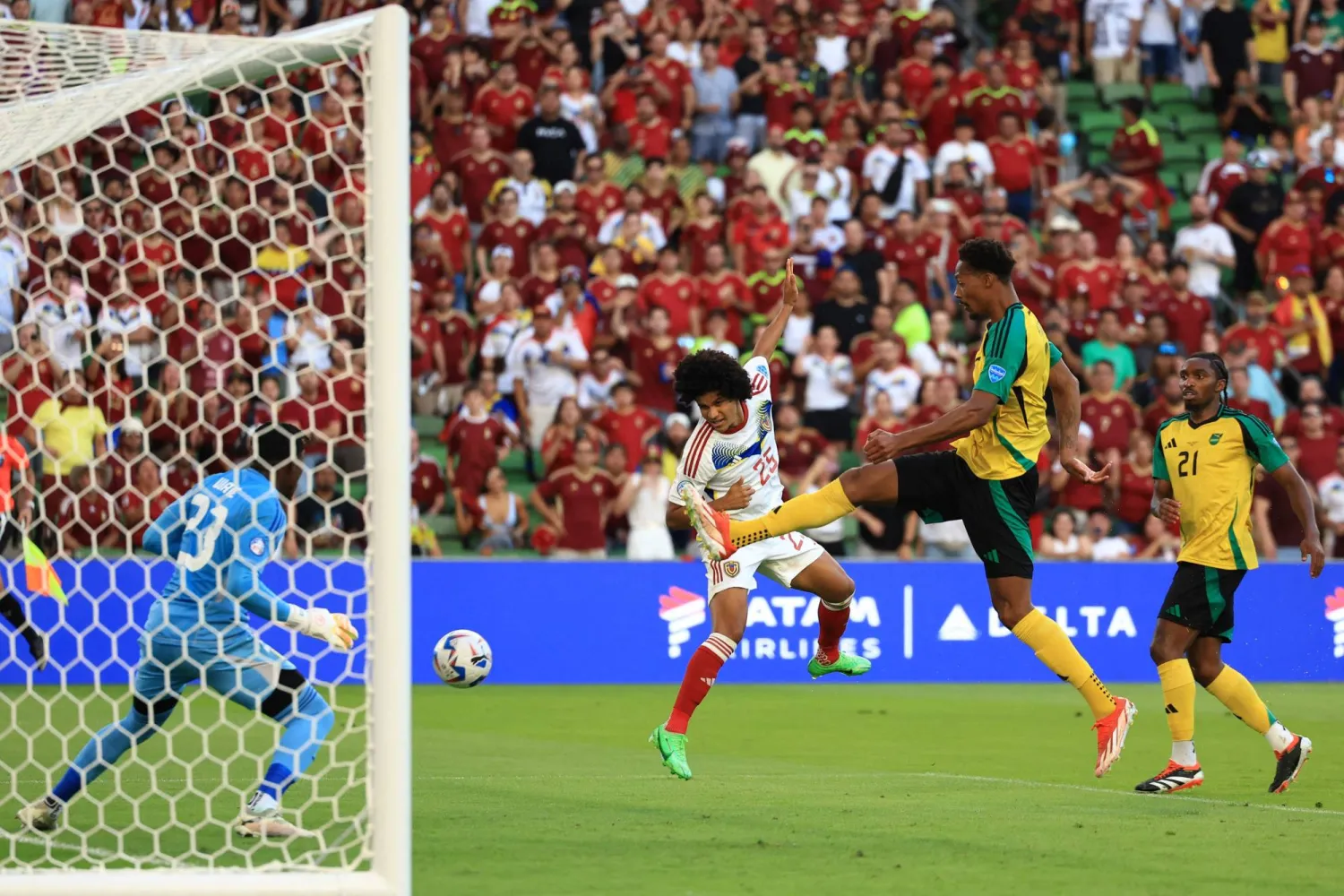 إدوارد بيلو يفتتح ثلاثية فنزويلا في شباك جامايكا (أ.ف.ب)