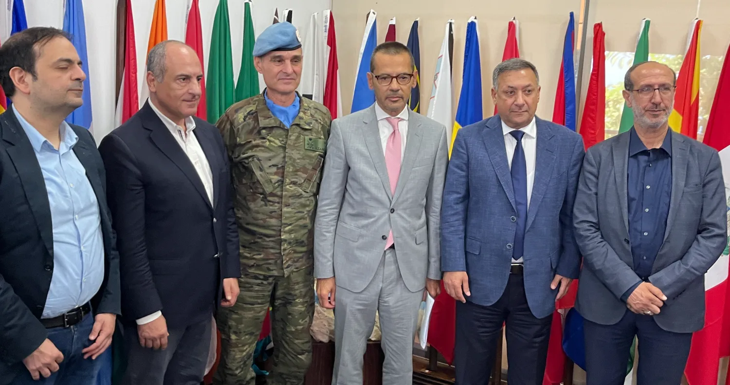 القائد العام لـ«اليونيفيل» الجنرال أرلدو لاثارو متوسطاً نواب لجنة الشؤون الخارجية (الوكالة الوطنية للإعلام)