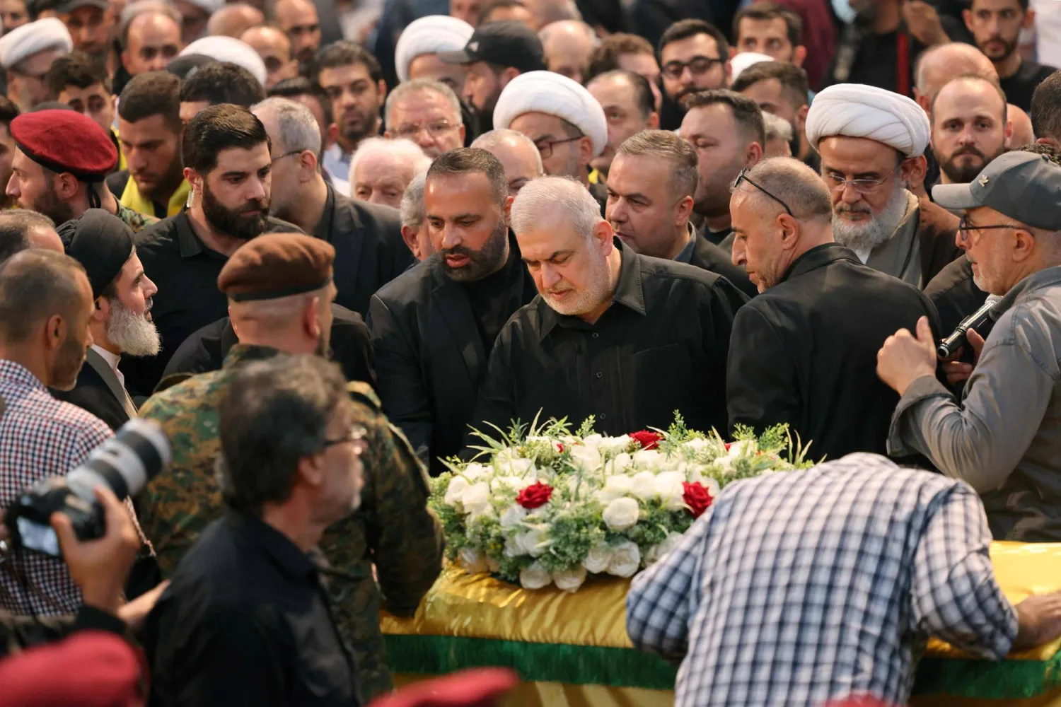 رئيس كتلة «حزب الله» النيابية محمد رعد مشاركاً في تشييع القيادي نعمة ناصر الذي اغتالته إسرائيل الأربعاء (أ.ف.ب)