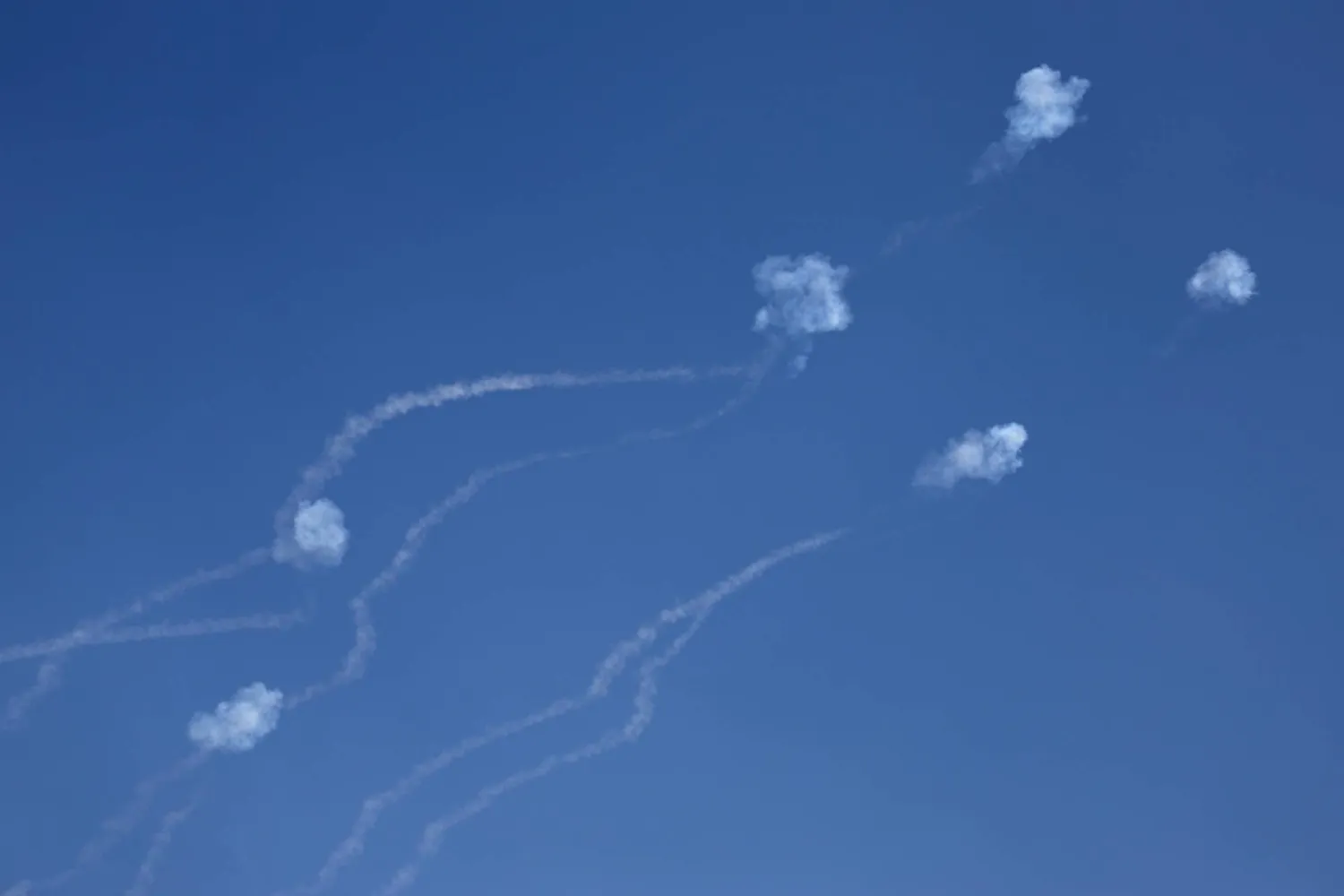 نظام القبة الحديدية الإسرائيلي يعترض صواريخ تم إطلاقها من جنوب لبنان (إ.ب.أ)