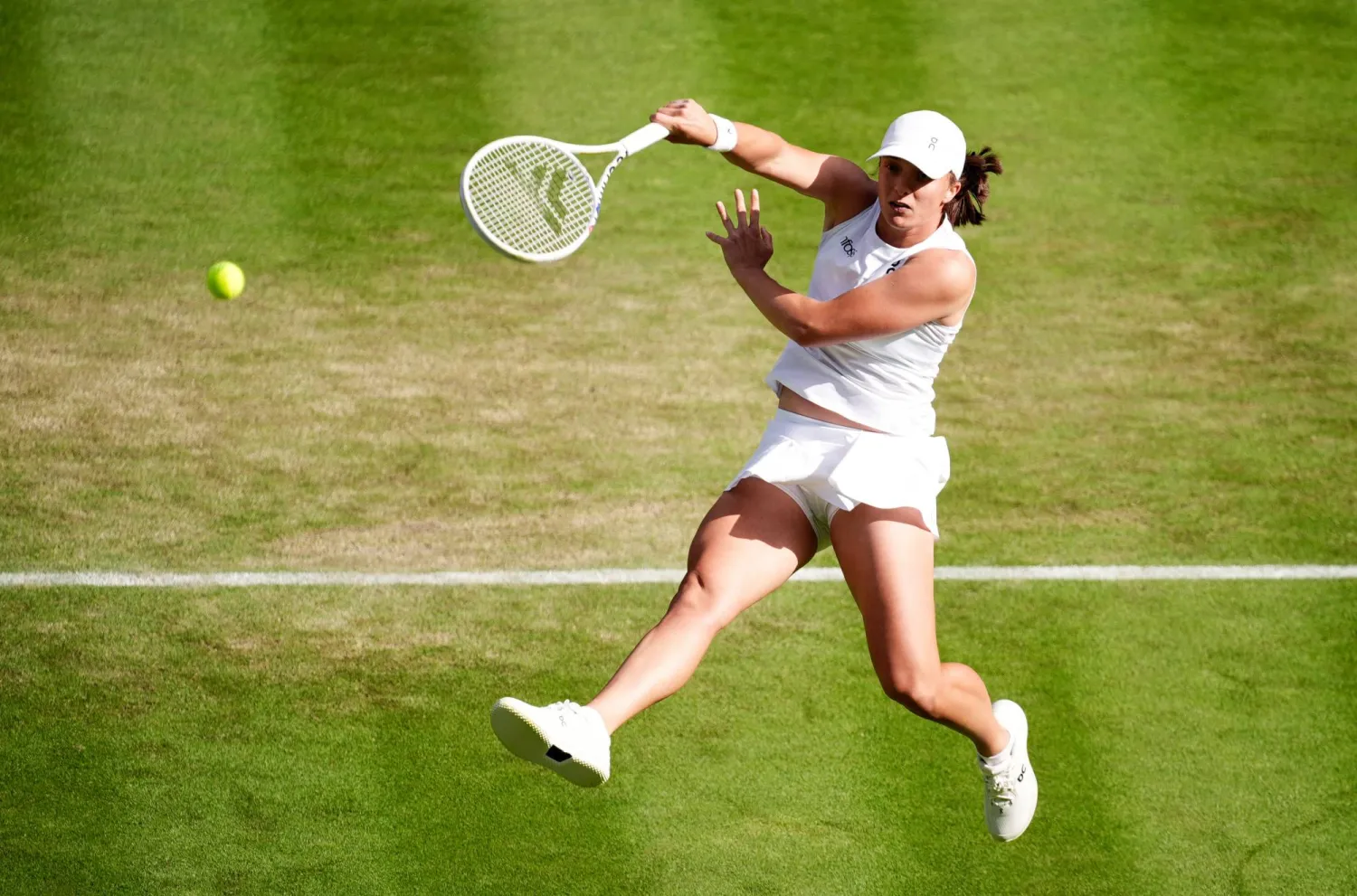 البولندية شفيونتيك خلال مواجهتها أمام الكرواتية بترا مارتيتش ضمن منافسات ويمبلدون (د.ب.أ)