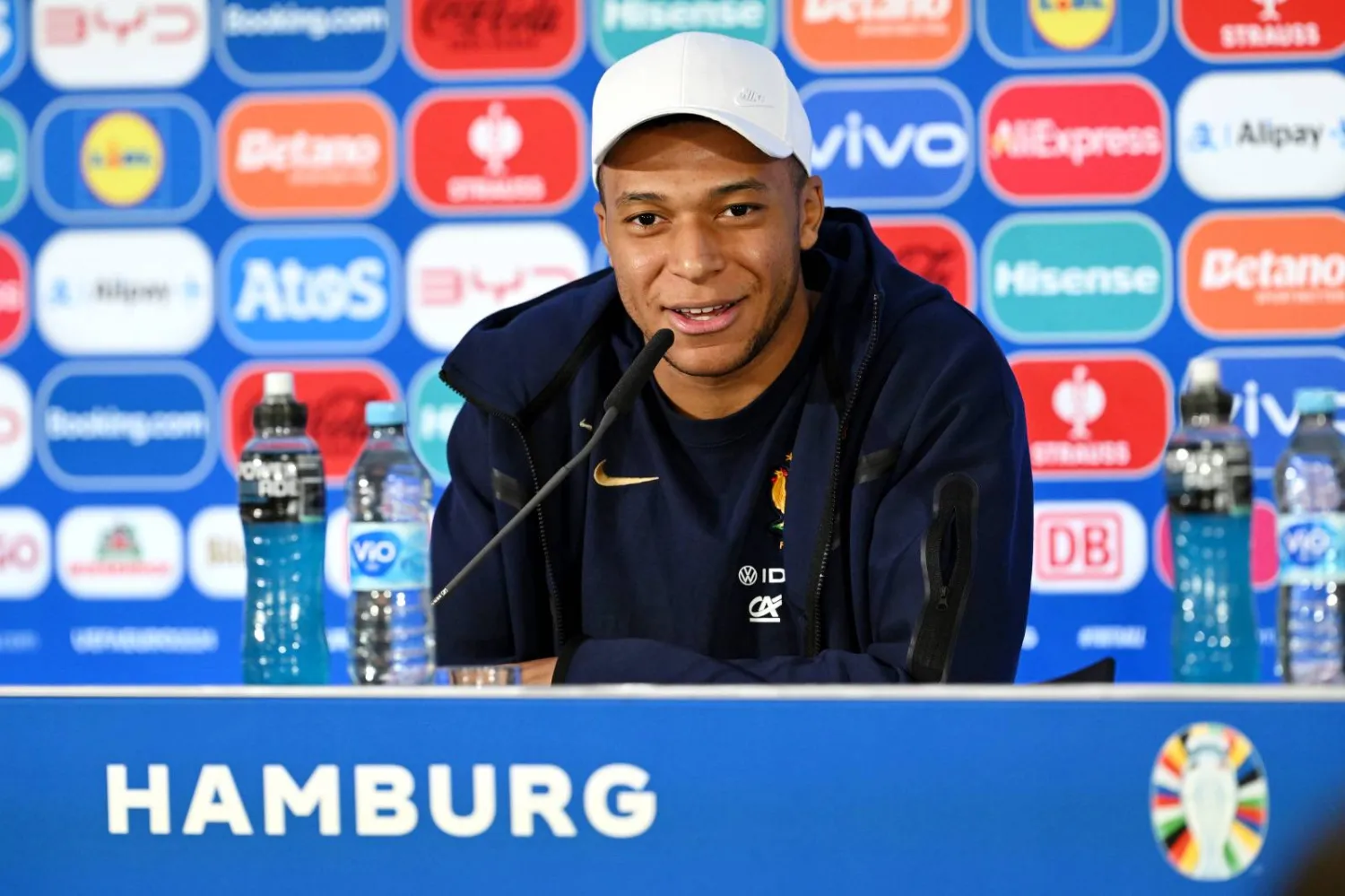 مبابي نجم فرنسا لدى حديثه للصحافيين (د.ب.أ)