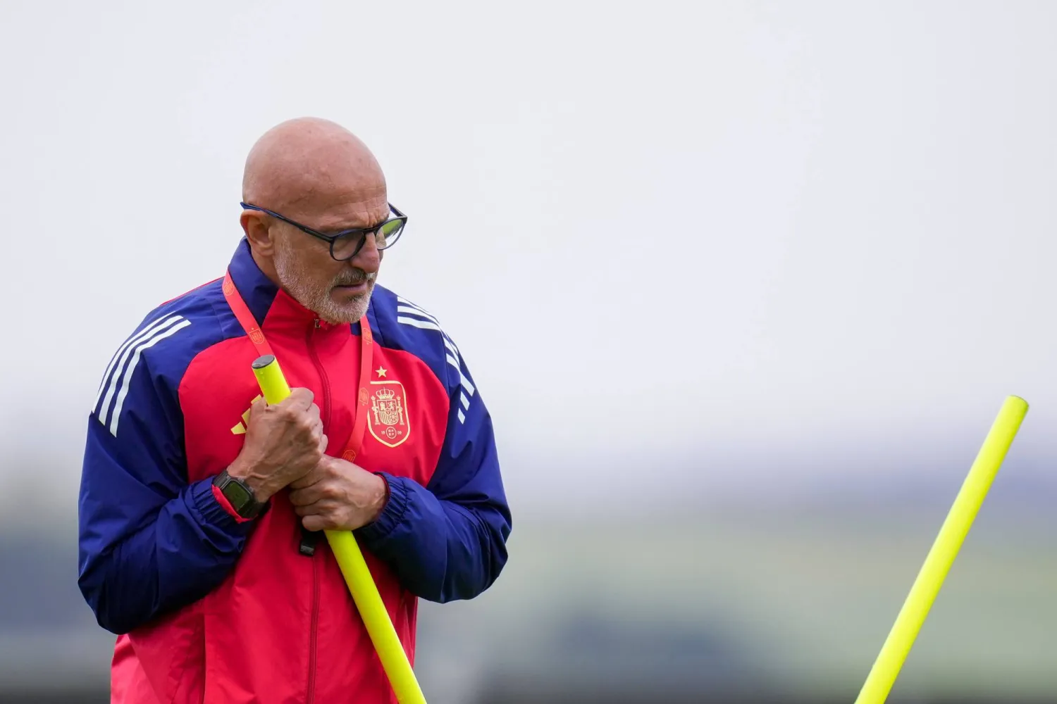 دي لا فوينتي خلال قيادته تدريبات إسبانيا الأخيرة (أ.ب)