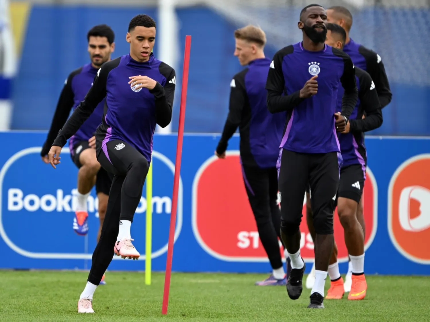 موسيالا نجم ألمانيا الواعد (يسار) بجانب المخضرم روديجر خلال التدريبات  (د ب ا)