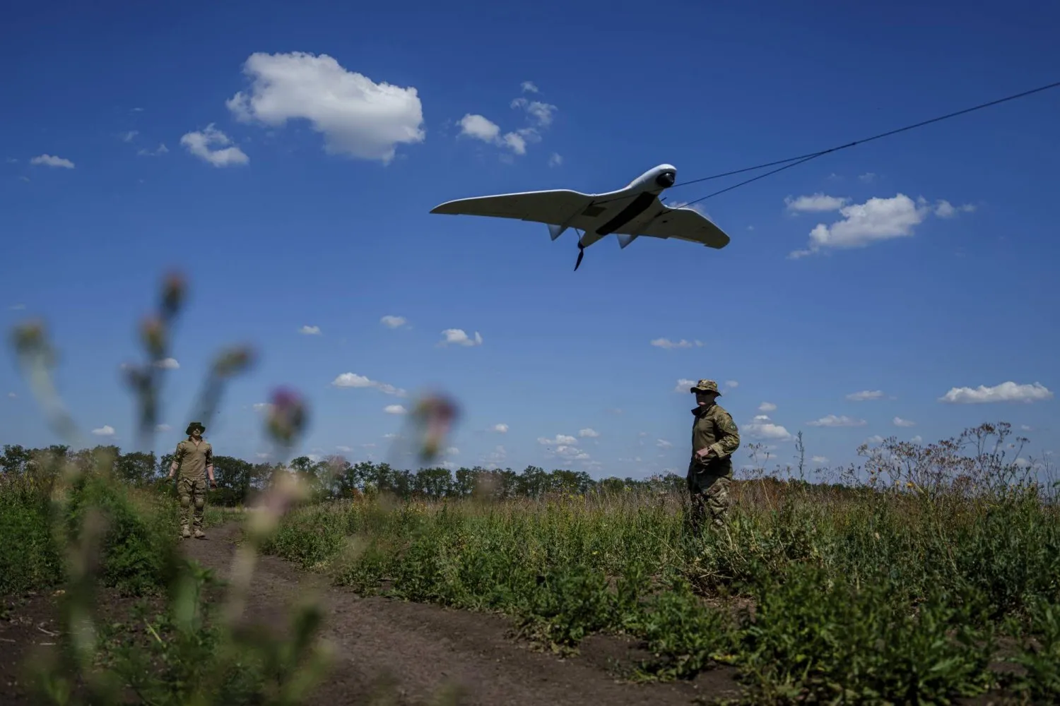 Ukraynalı keşif birimi Donetsk bölgesindeki cephe hattında bir drone fırlattı (AP)