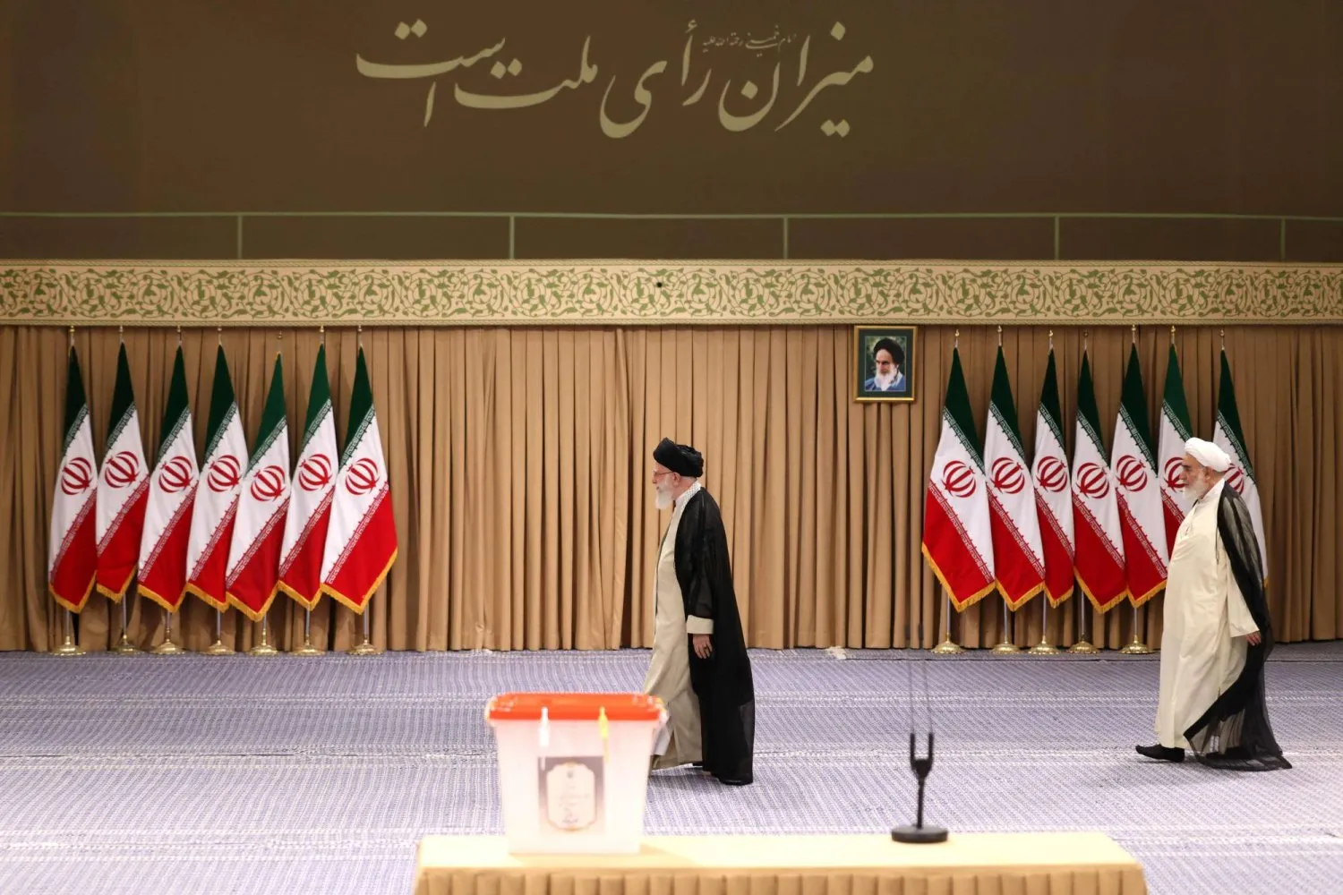 İran Lideri Ali Hamaney, İran cumhurbaşkanlığı seçimlerinin ikinci turunda oyunu kullanmaya gidiyor - Tahran, 5 Temmuz 2024 (AFP)