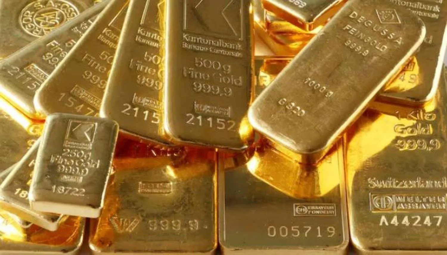 Gold bars from the vault of a bank are seen in this illustration picture taken in Zurich November 20, 2014. REUTERS/Arnd Wiegmann/File Photo