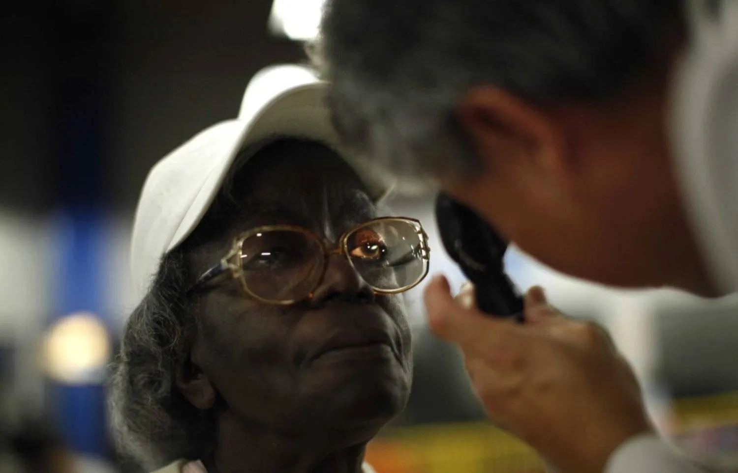 امرأة تجري فحصاً للعين في عيادة مجانية بلوس أنجليس (أرشيفية - رويترز)