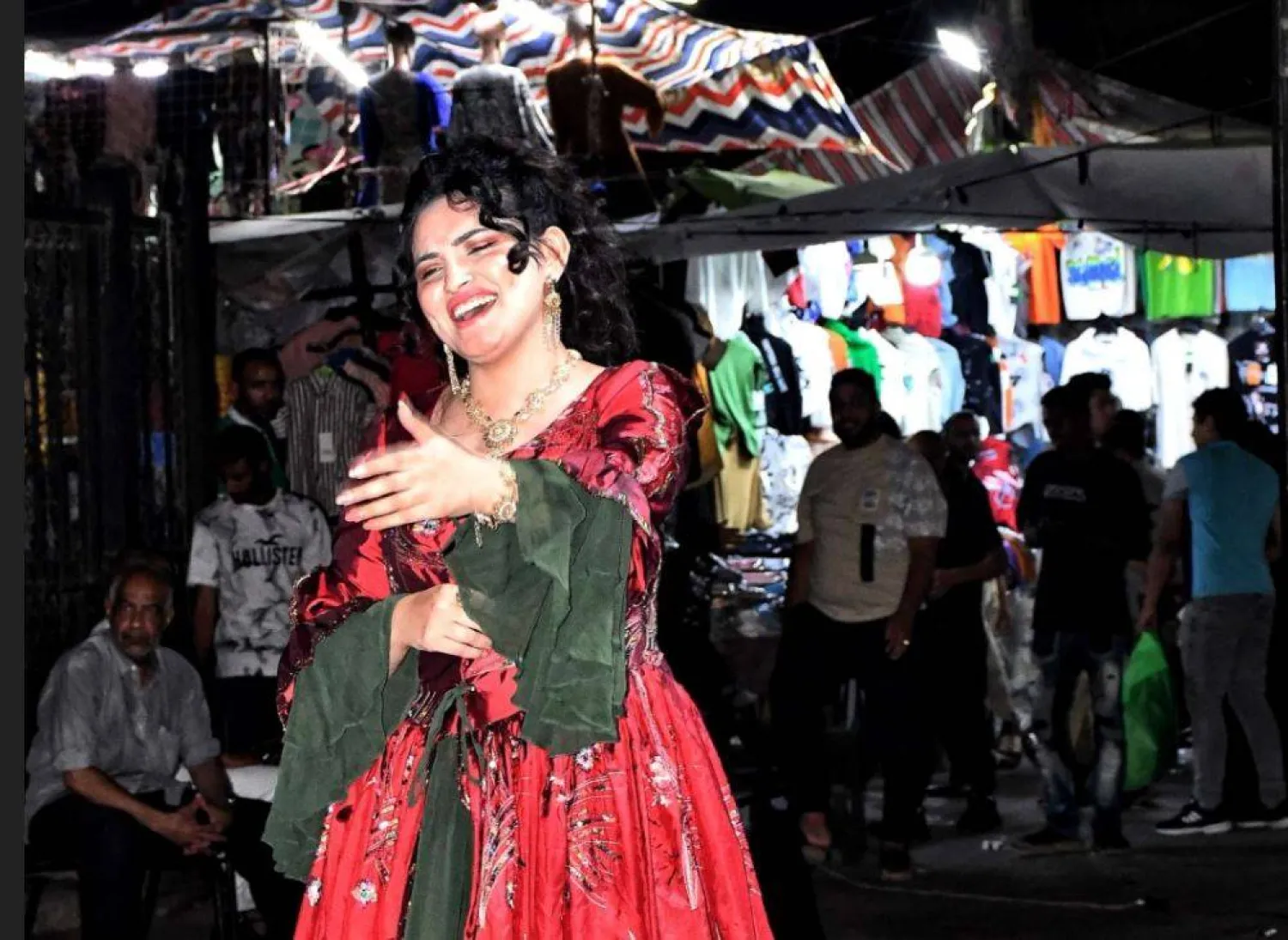 مطربة تقدم أغنية أوبرالية بجوار الباعة الجائلين في العتبة (مخرج العرض)