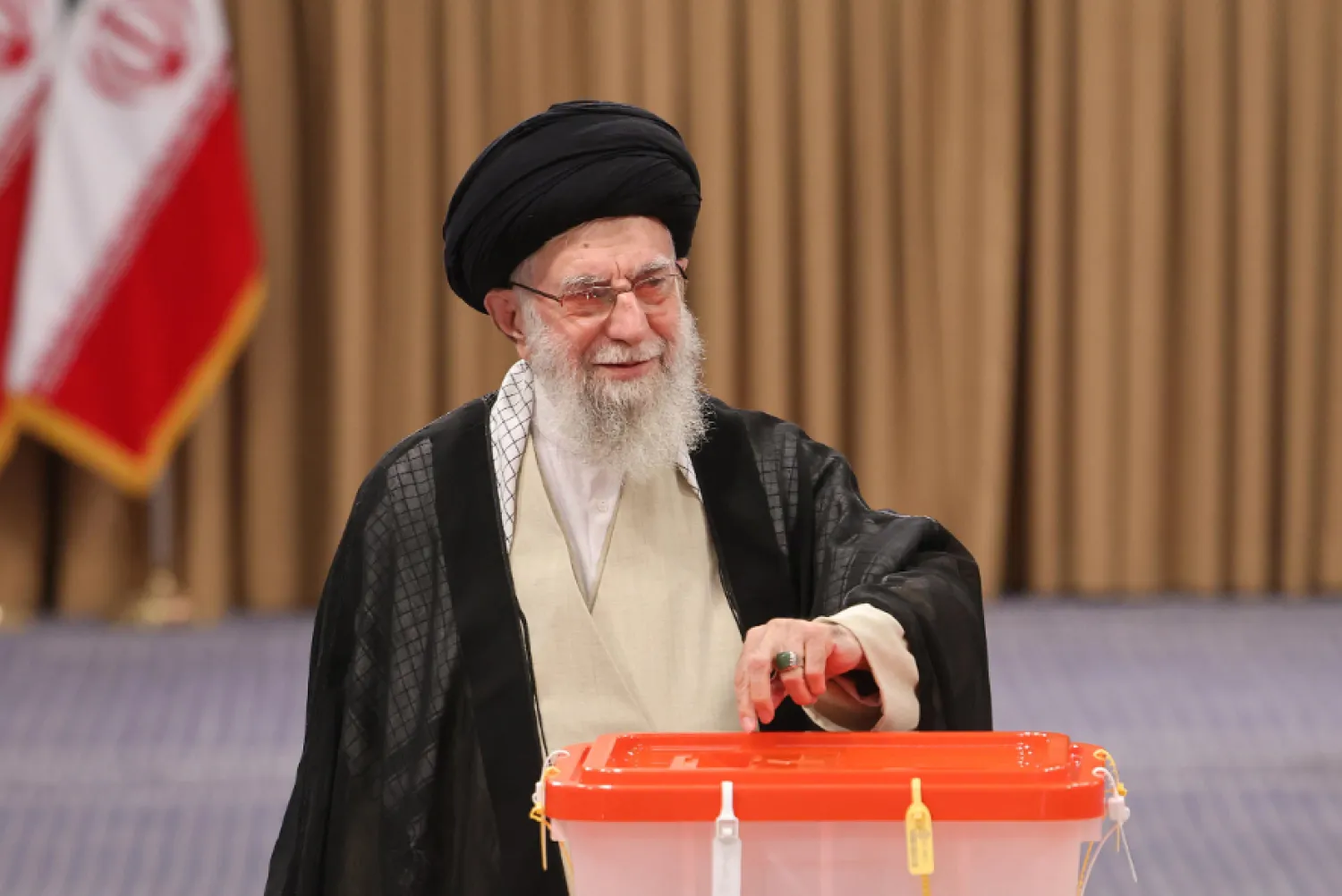 Iran's supreme leader Ayatollah Ali Khamenei casts his ballot during the runoff © ATTA KENARE / AFP
