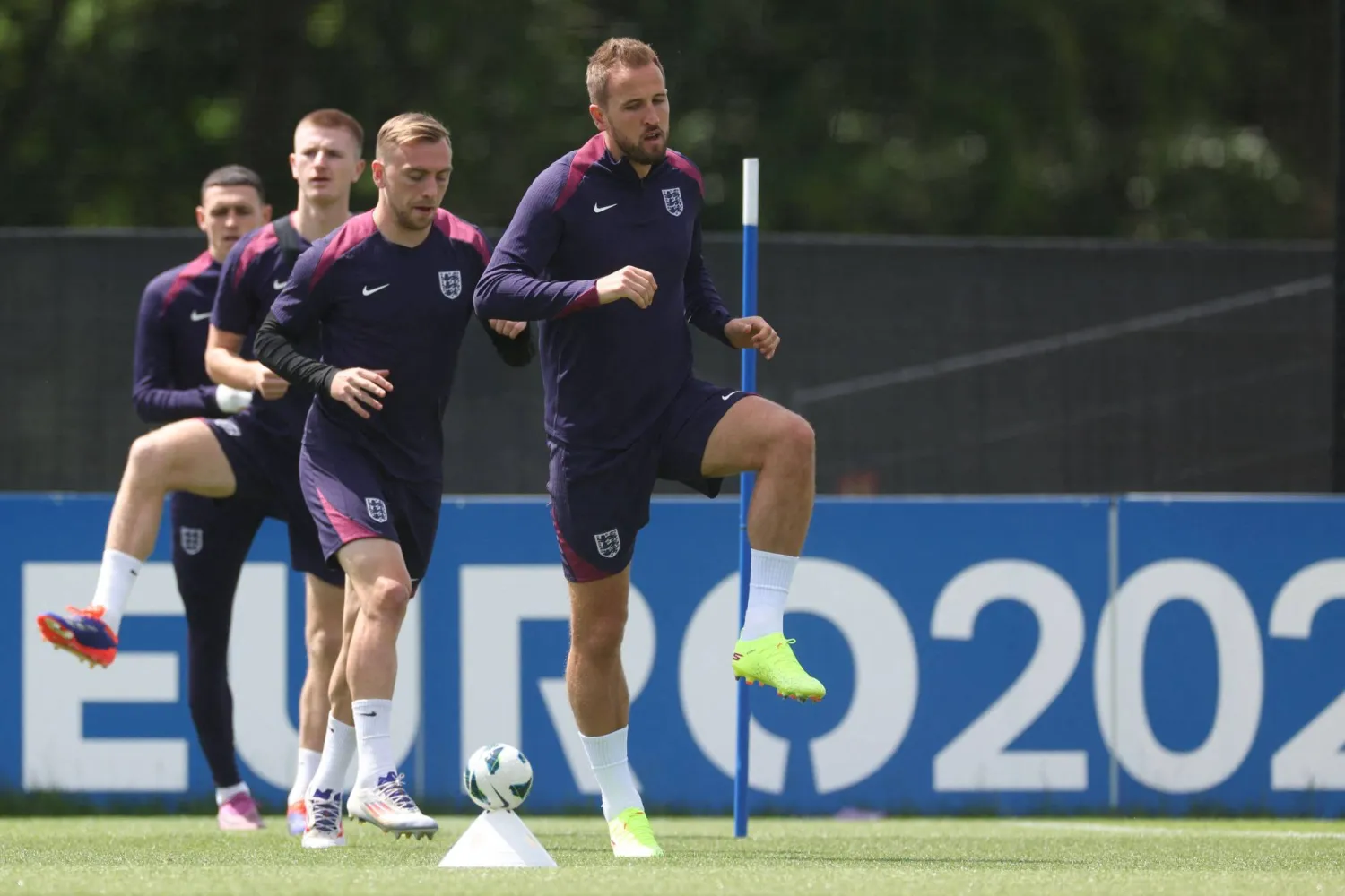 منتخب إنجلترا يتسلح بتفوقه التاريخي الكاسح لإيقاف مغامرة سويسرا (أ.ف.ب)