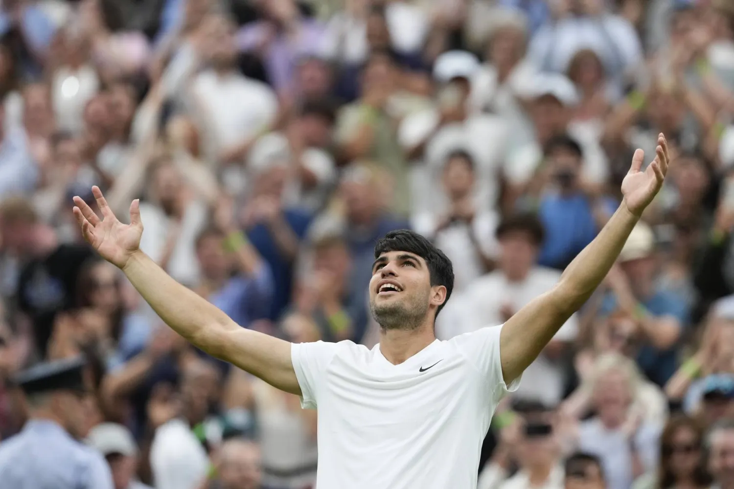 ألكاراس محتفلاً بفوزه على الأميركي تيافو (أ.ب)