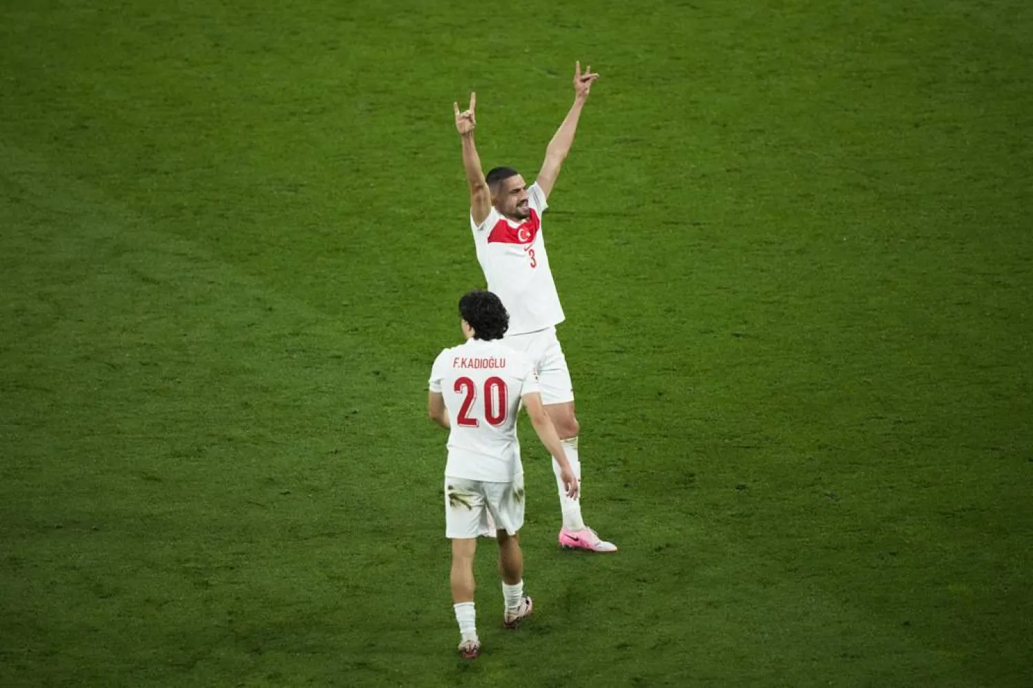 لاعب المنتخب التركي ميريح ديميرال يرفع شعار «الذئاب الرمادية» (أ.ب)