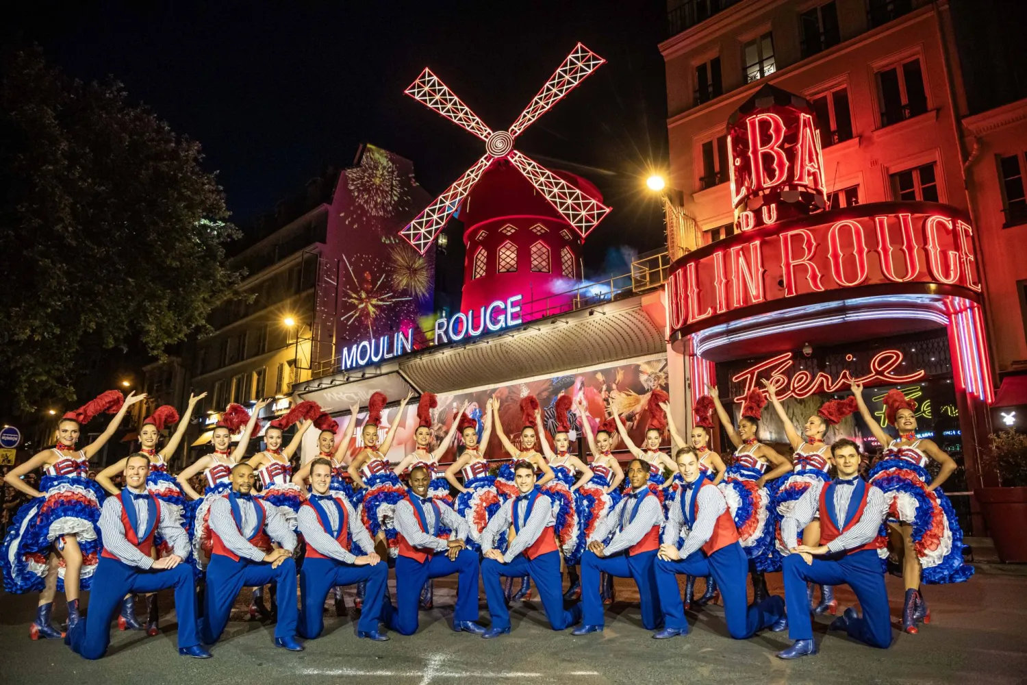 الأزياء جمَّلت الافتتاح (رويترز)