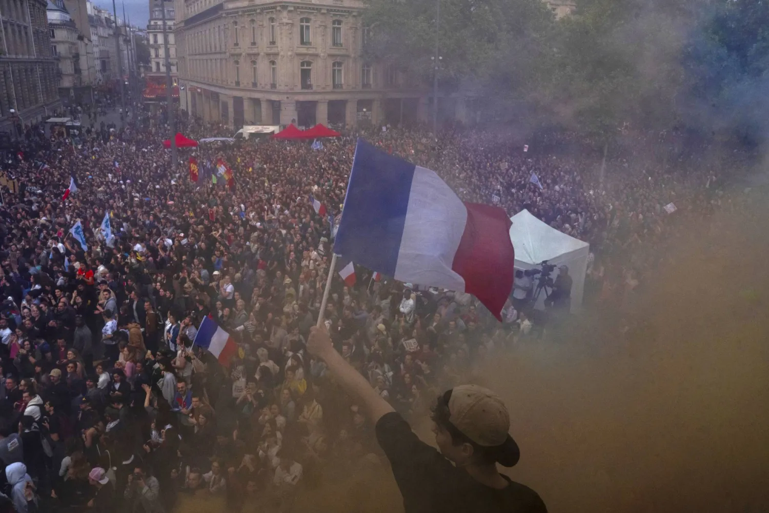 جانب من مظاهرات في ساحة الجمهورية احتجاجاً على صعود اليمين المتطرف، 3 يوليو في باريس (أ.ب)