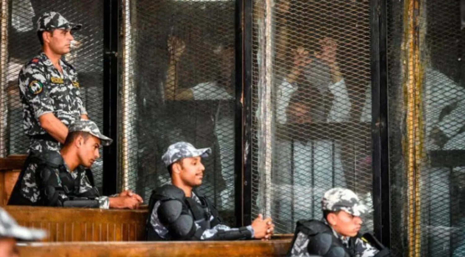 جانب من محاكمة سابقة لعناصر من «الإخوان» في مصر (أ.ف.ب)
