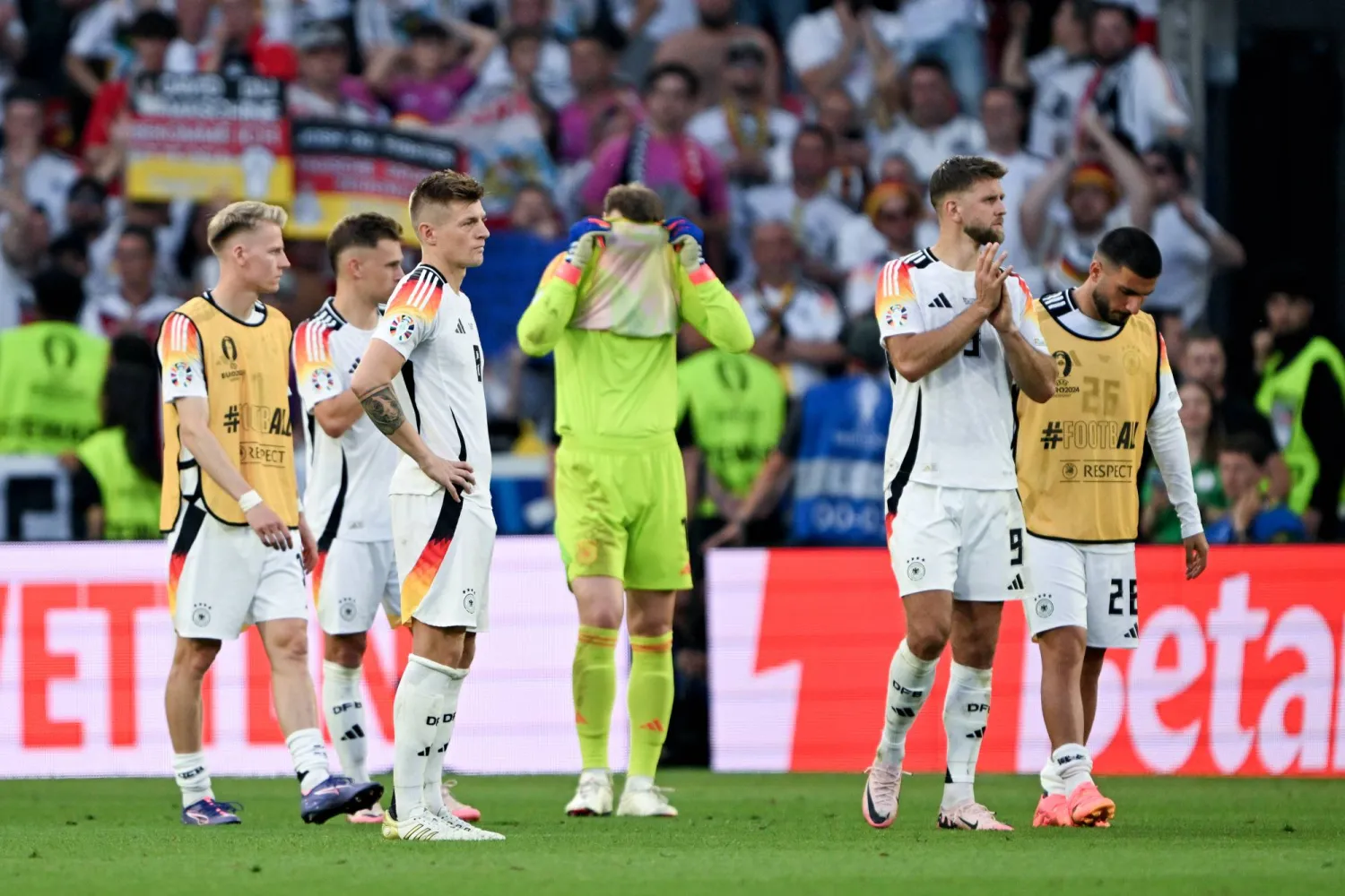 لاعبو المنتخب ألماني وأحزان توديع البطولة الأوروبية (د.ب.أ)