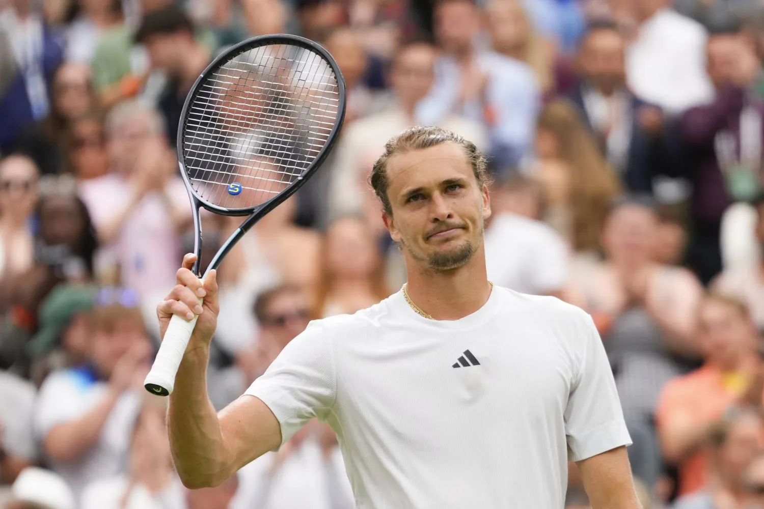 زفيريف محتفلاً بتأهله على حساب نوري (أ.ب)