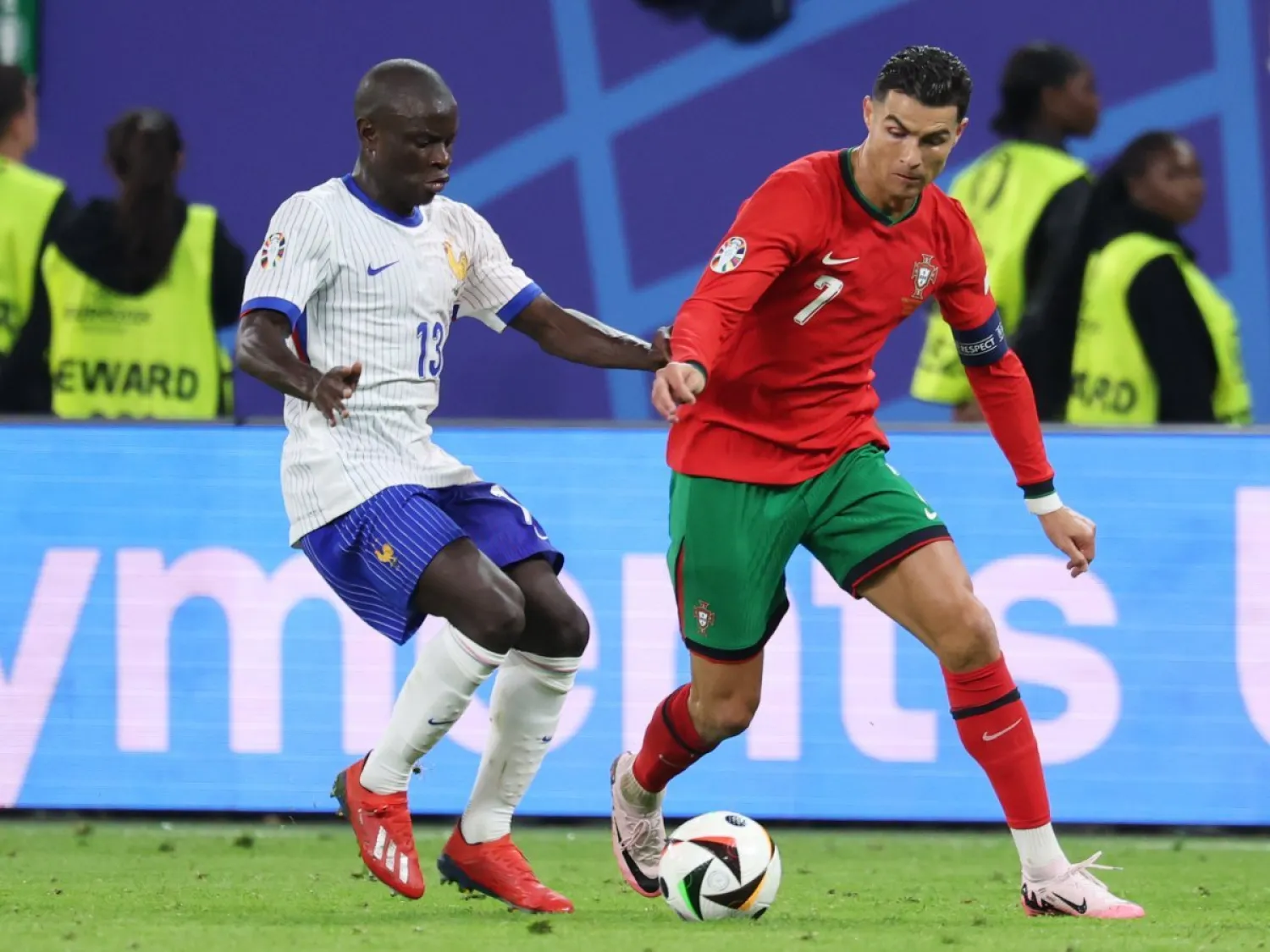 مواجهة خاصة بين قائد الاتحاد وقائد النصر في مباراة فرنسا والبرتغال (إ.ب.أ)