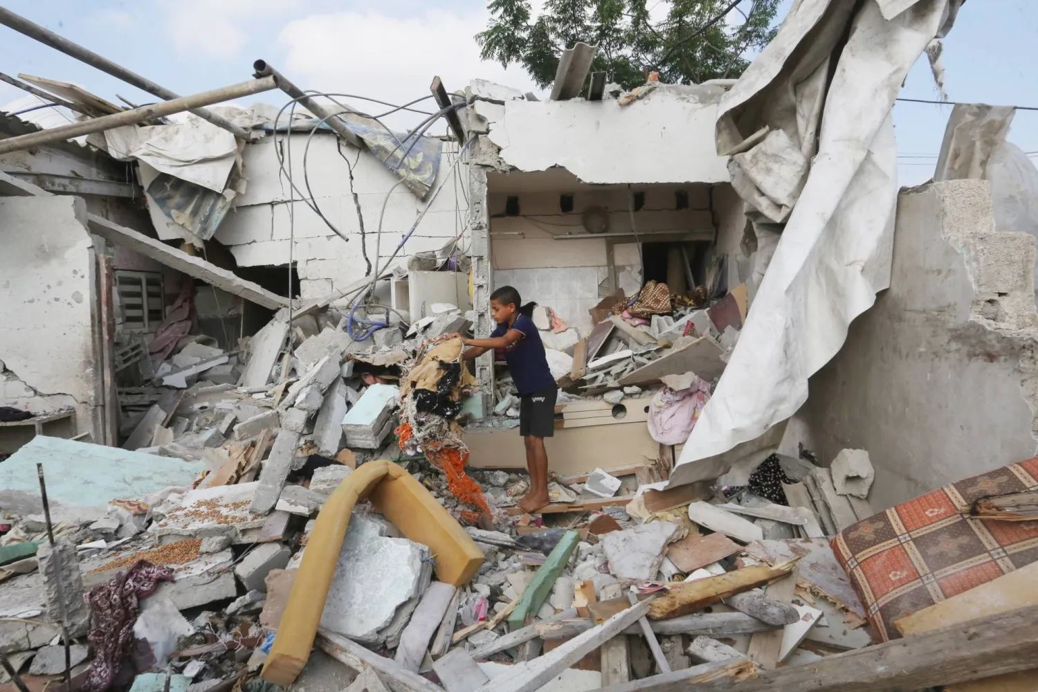 آثار الدمار الذي سببته الغارات الإسرائيلية على غزة (د.ب.أ)