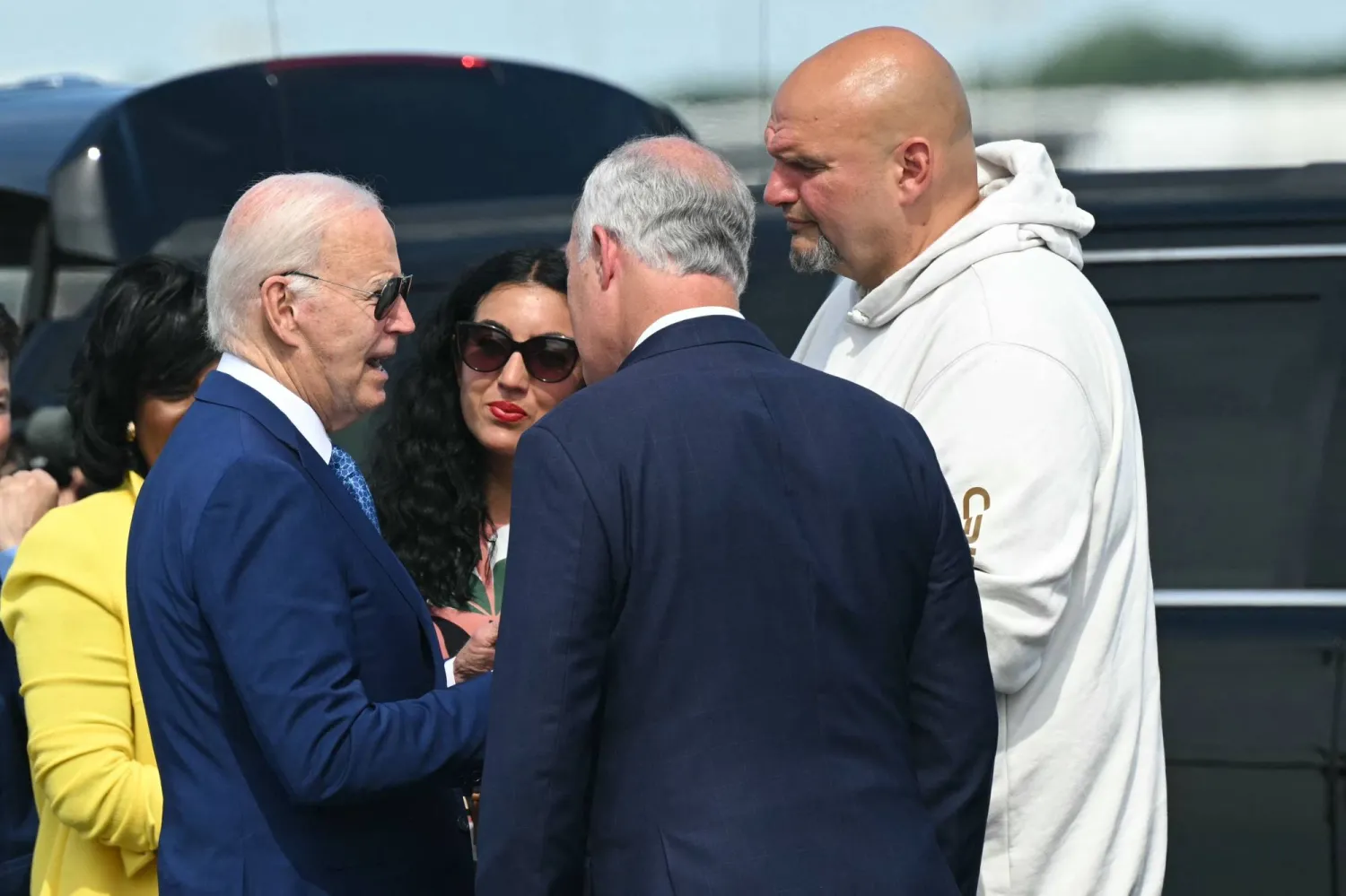 الرئيس الأميركي جو بايدن لدى وصوله إلى مطار فيلادلفيا لاستئناف حملته الأحد ويبدو في استقباله مشرّعون من الولاية (أ.ف.ب)