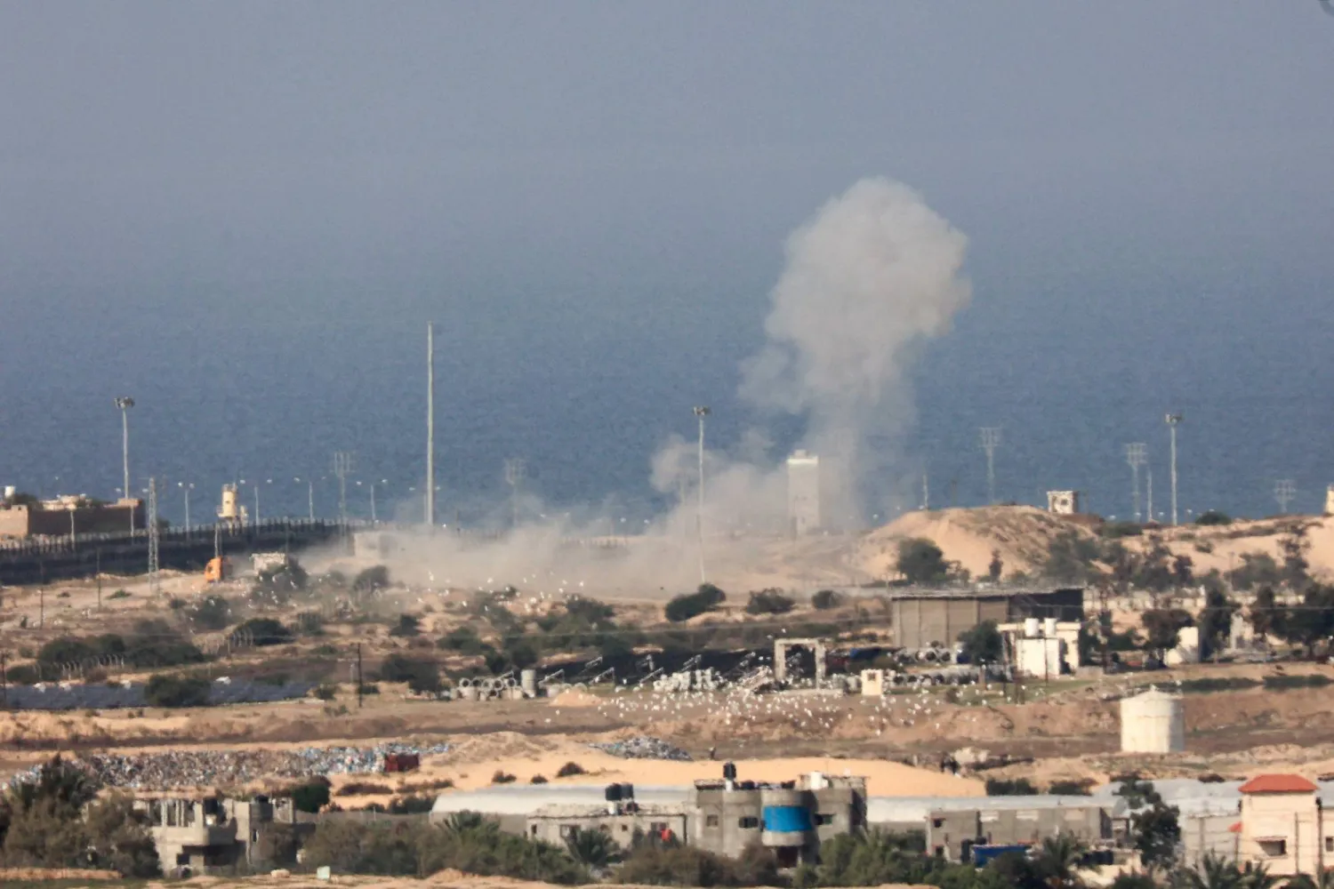 دخان تصاعد في وقت سابق بعد غارات إسرائيلية على رفح بالقرب من الحدود الفلسطينية المصرية (أ.ف.ب) 

