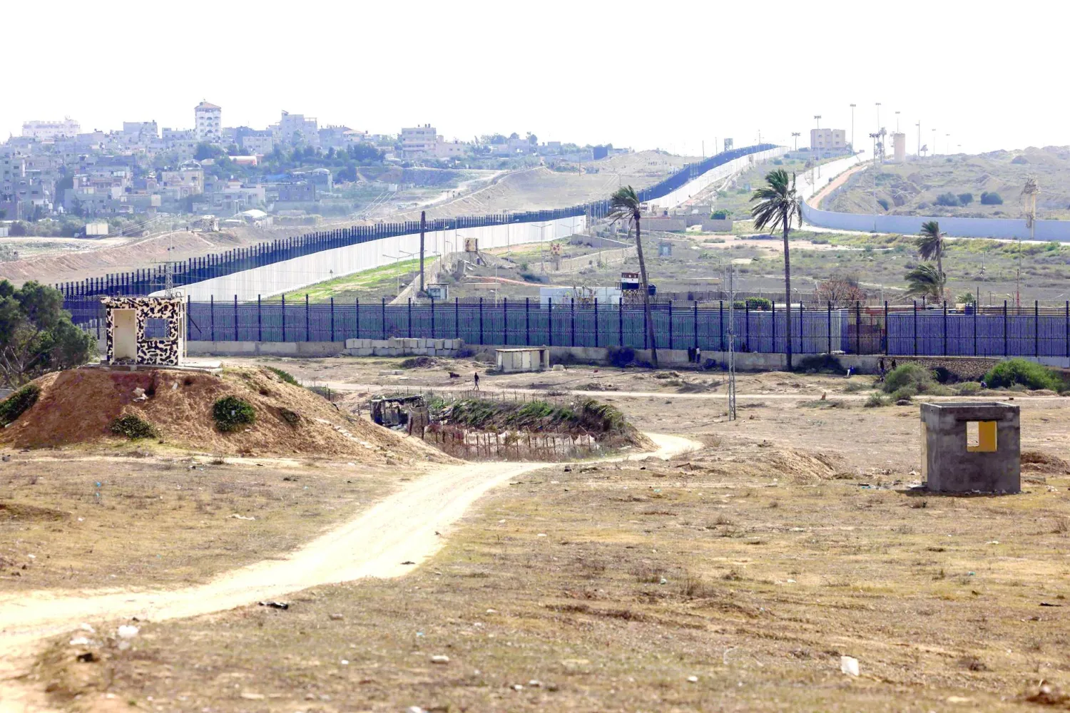 محور فيلادلفيا كما يُرى من غرب رفح بجنوب قطاع غزة (أ.ف.ب)