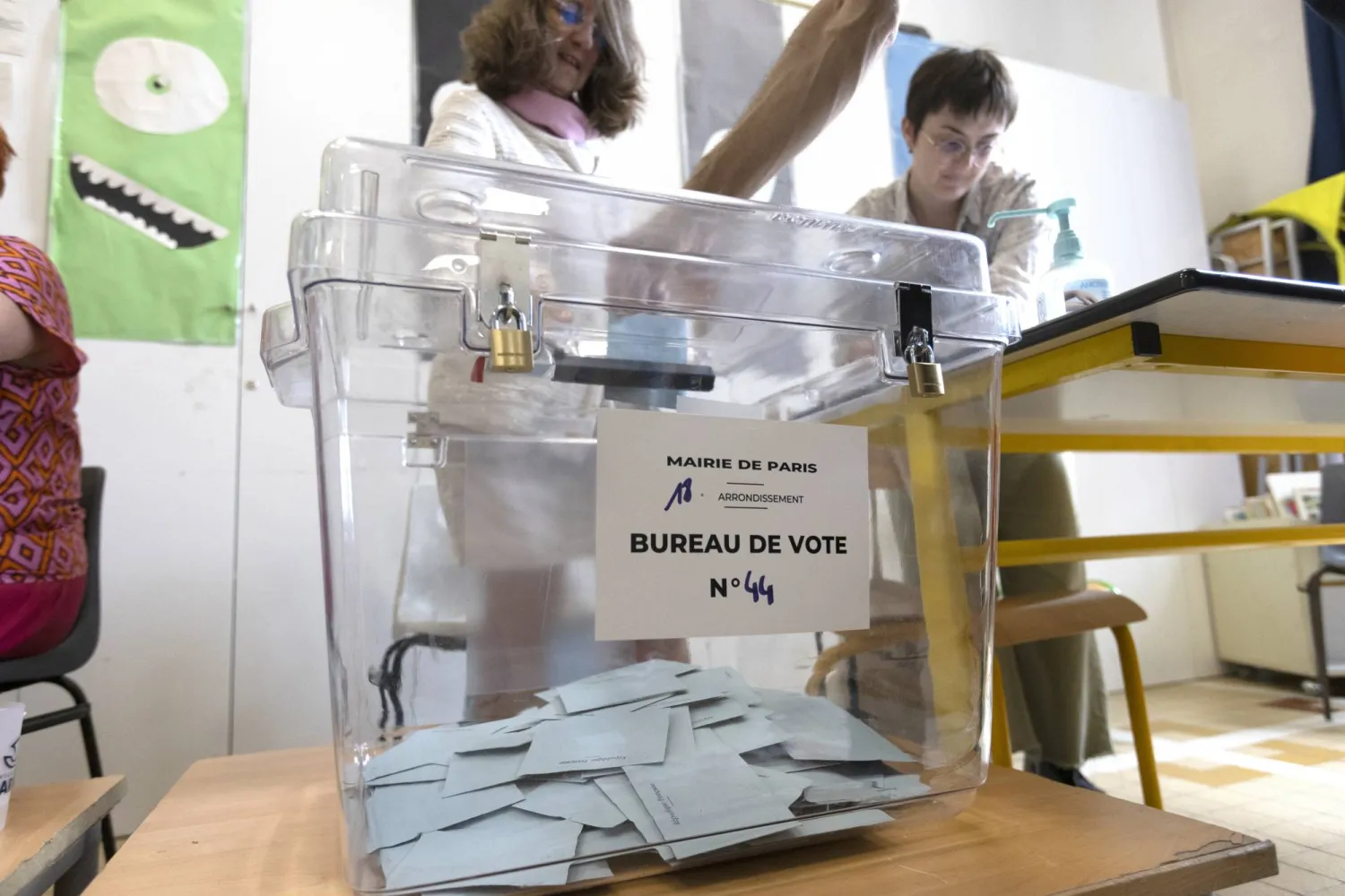 جانب من الانتخابات التشريعية الفرنسية (إ.ب.أ)