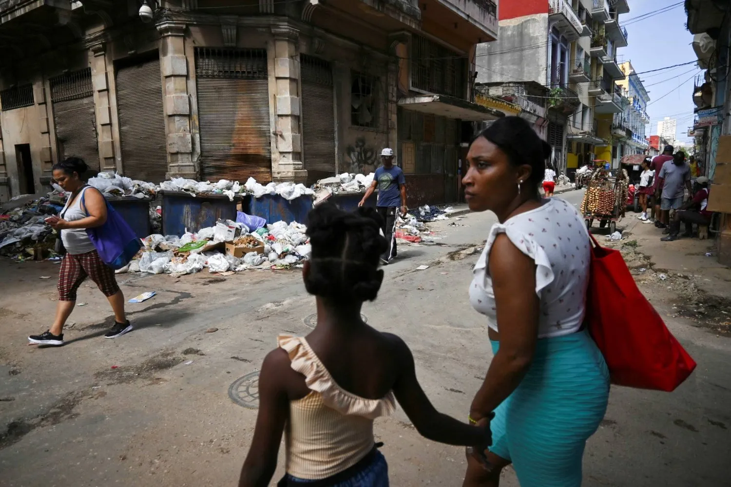 Küba'nın başkenti Havana'da bir sokak  (Reuters)