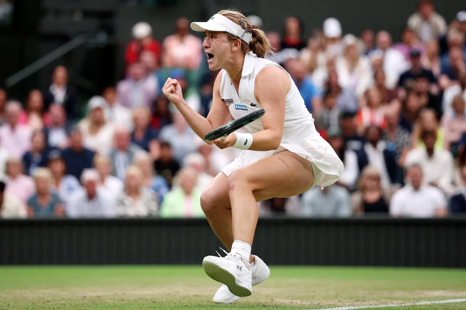 فرحة غامرة تملأها الدوع للنيوزيلندية لولو سون عقب فوزها على البريطانية إيما رادوكانو (أ.ف.ب)