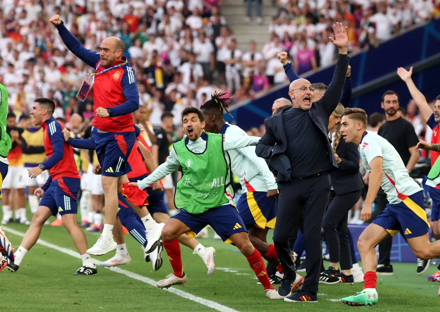 دي لا فوينتي مدرب إسبانيا ولاعبوه يحتفلون بالتأهل لقبل النهائي بسجل خال من أي خسارة  أو تعادل (ا ب ا)
