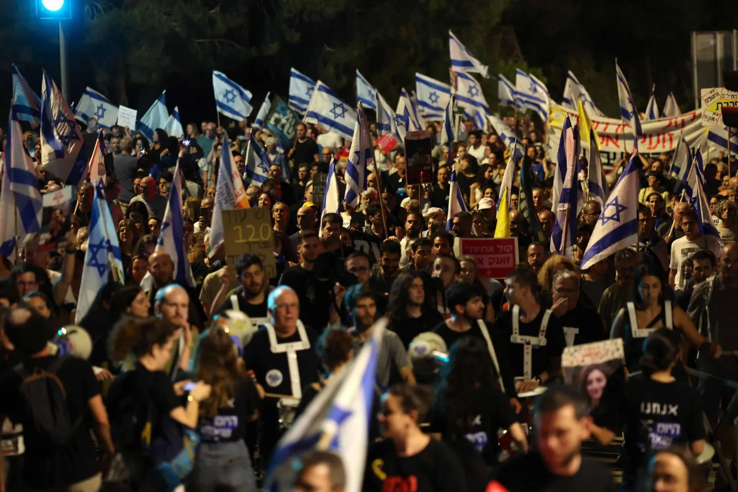 جانب من المظاهرات المطالبة بالإفراج عن الأسرى الإسرائيليين لدى «حماس» في تل أبيب أمس (أ.ف.ب)