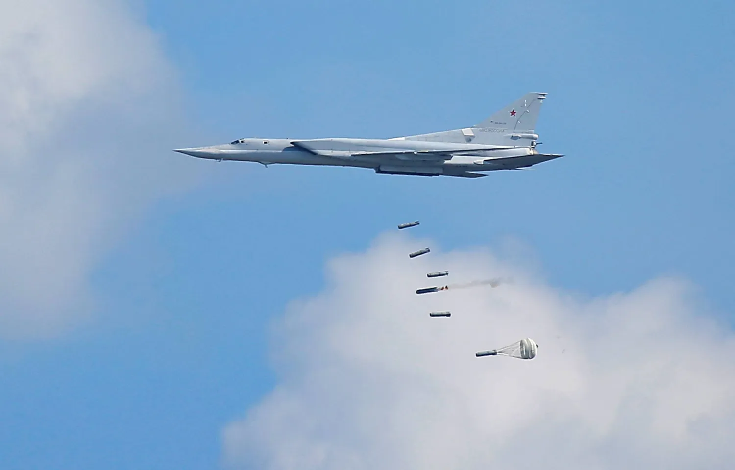 قاذفة القنابل الاستراتيجية الروسية من طراز «تو-22 إم3» خلال الألعاب العسكرية الدولية في روسيا عام 2016 (رويترز)